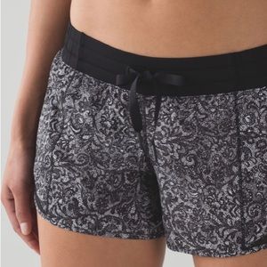 Lululemon Hotty Hot Short (Long 4")
Mini Cinder Lace White Black / Black